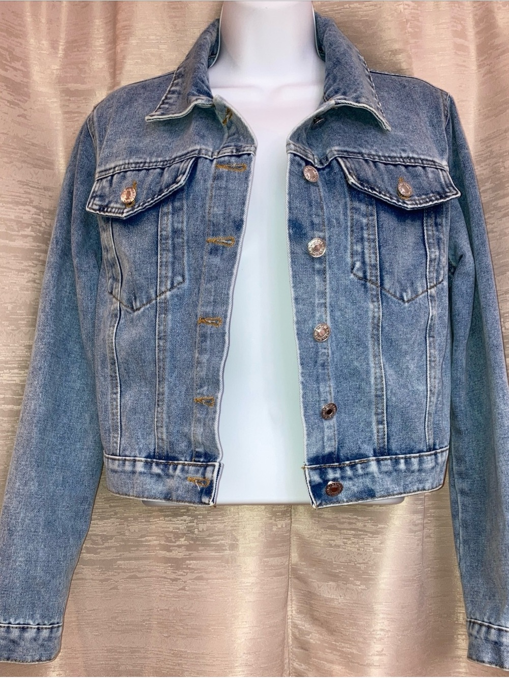 Hengsheng Classic Light Wash Denim Jacket With Front Pockets size Small